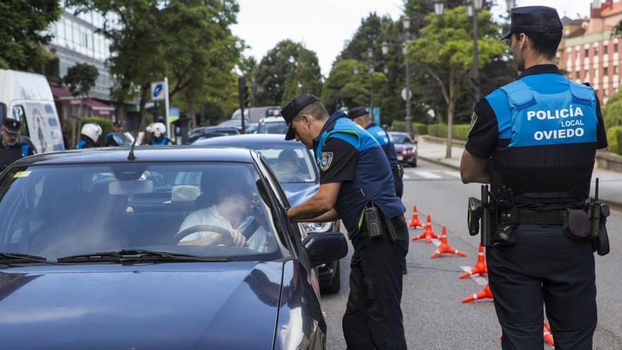 Agentes de la policía local realizando un control de alcoholemia durante una campaña reciente.