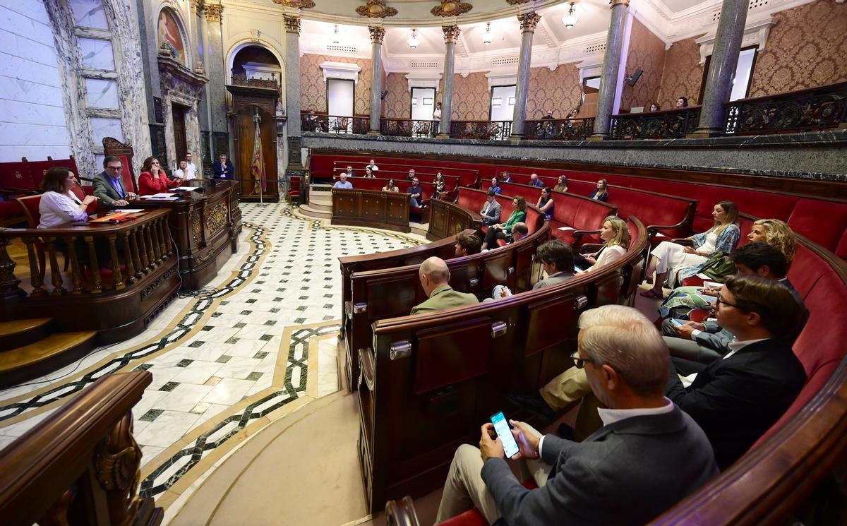 María José Catalá ha presidido el pleno extraordinario antes de marchar a la constitución del parlamento autonómico
