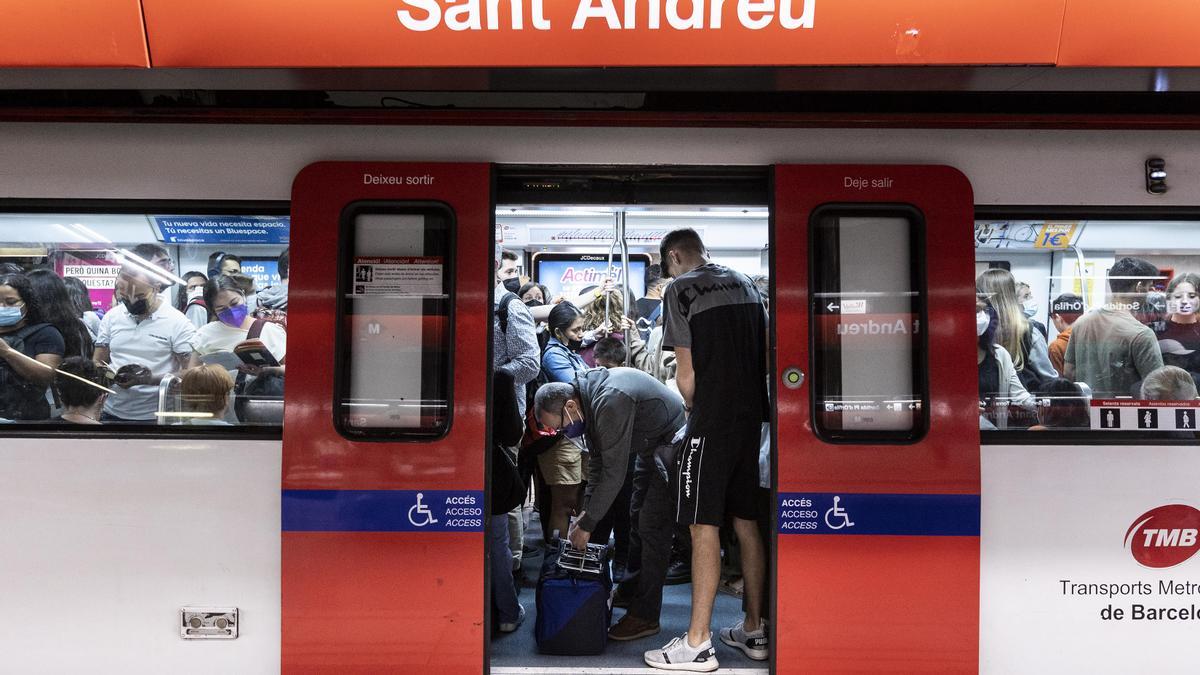 Aglomeraciones en el primer laborable del corte de la R-2 Nord y la R-11 de Rodalies en Sant Andreu