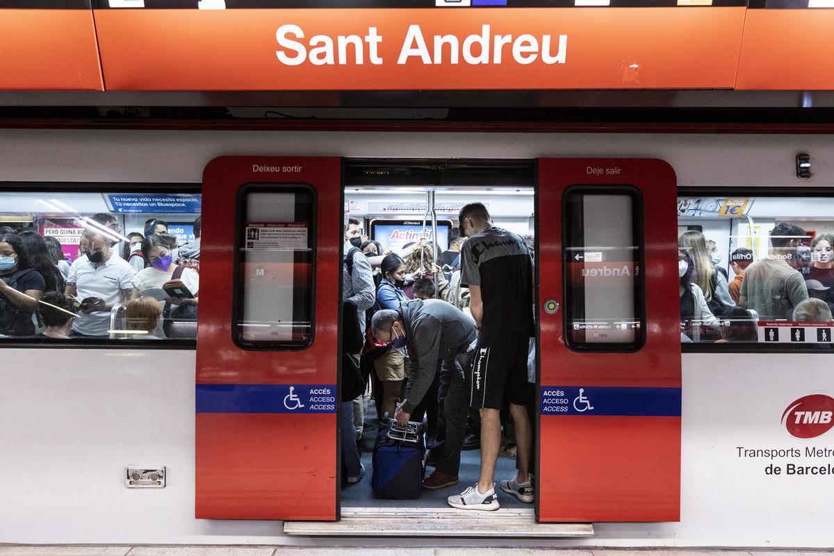 Aglomeraciones en el primer laborable del corte de la R-2 Nord y la R-11 de Rodalies en Sant Andreu