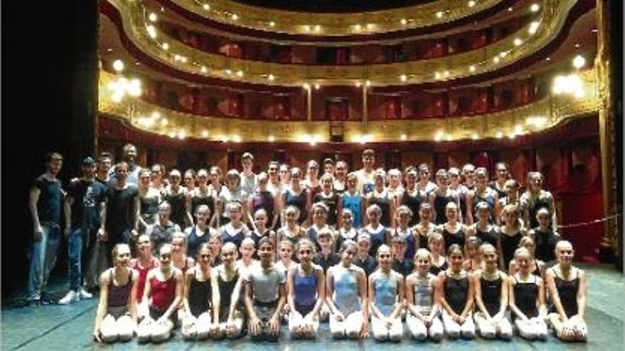 Els estudiants de dansa seleccionats amb els ballarins i el director del Balletto di Siena al Teatre Municipal.