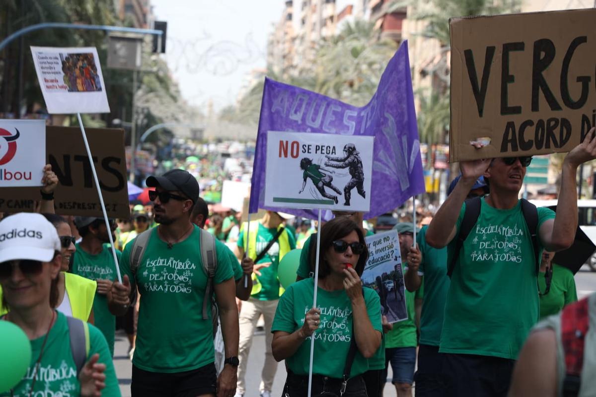 Profesores inundan las calles de Alicante: manifestación de la marea verde este martes