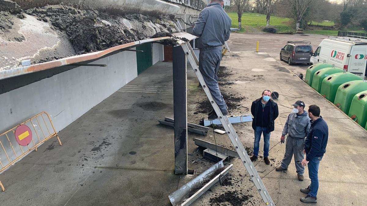 Nardo Seijas y José Cuñarro supervisan las obras en las naves del mercado de ganado.