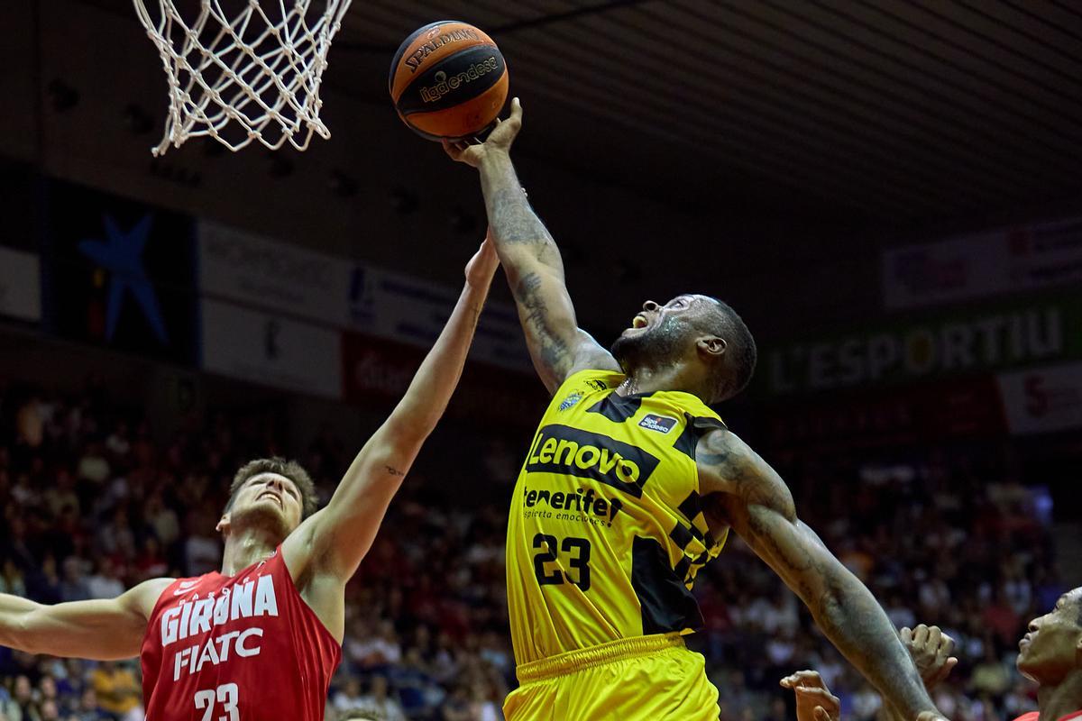 Elgin Cook coge un rebote en el encuentro del sábado ante el Básquet Girona.
