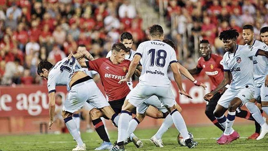 Budimir intenta rematar entre una marabunta de jugadores del AtlÃ©tico.