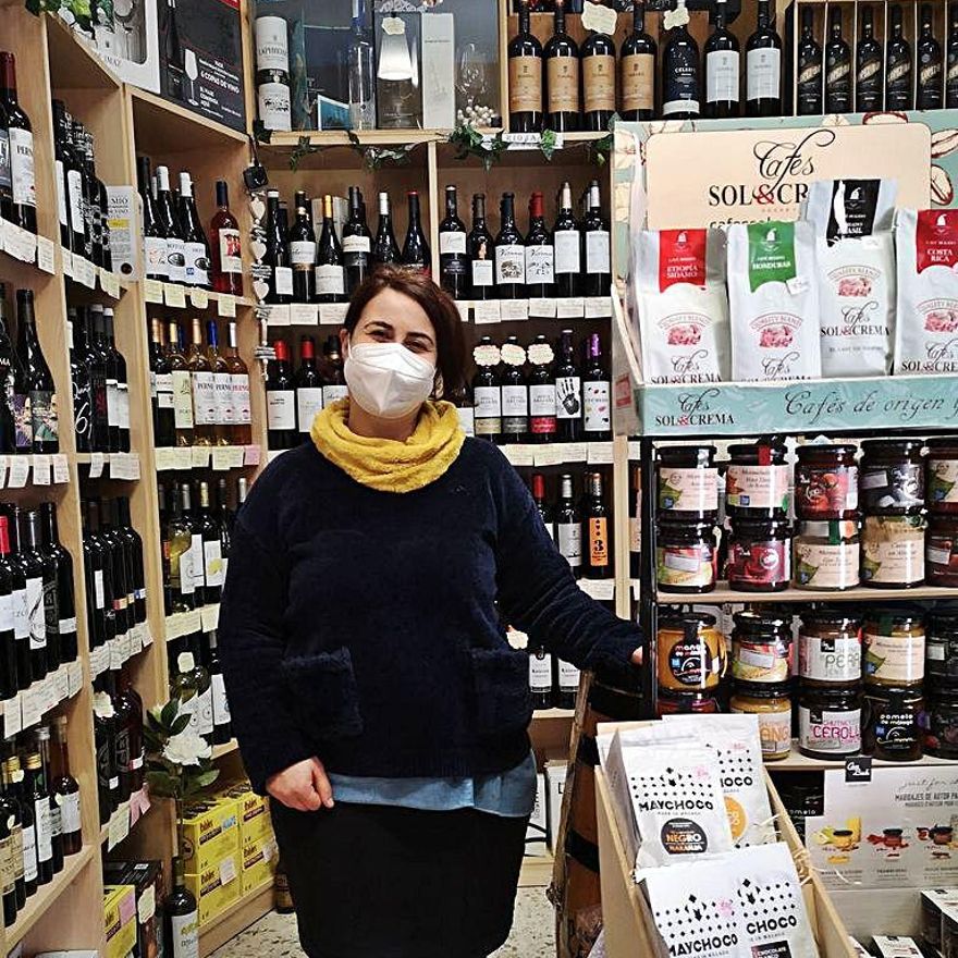 Vinomar cuenta con 700 referencias de vinos y productos gourmet. EL DELANTAL