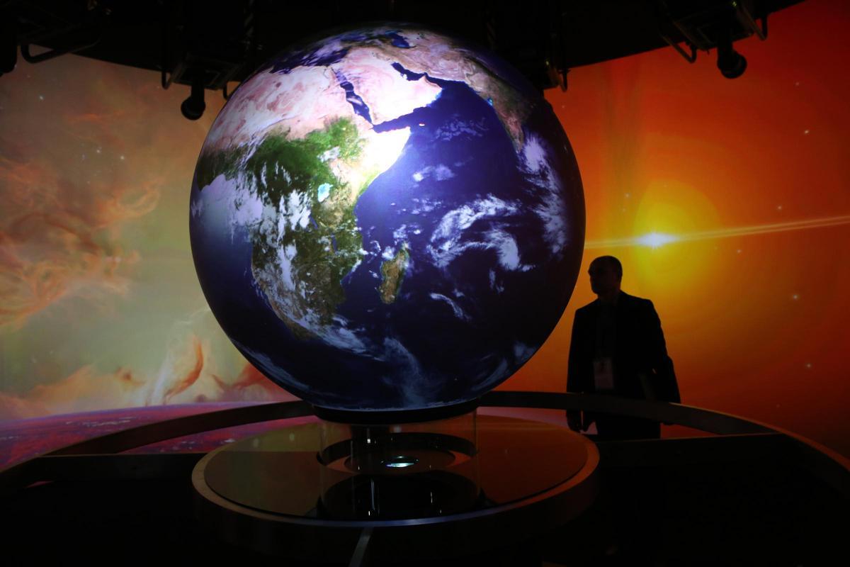 Una pantalla esférica sobre la que hay proyectada un mapa del mundo, en el ISE 2024