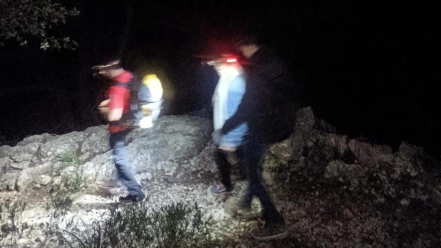 Bomberos y efectivos de Protección Civil acompañan a una pareja perdida de noche en Valldemossa.