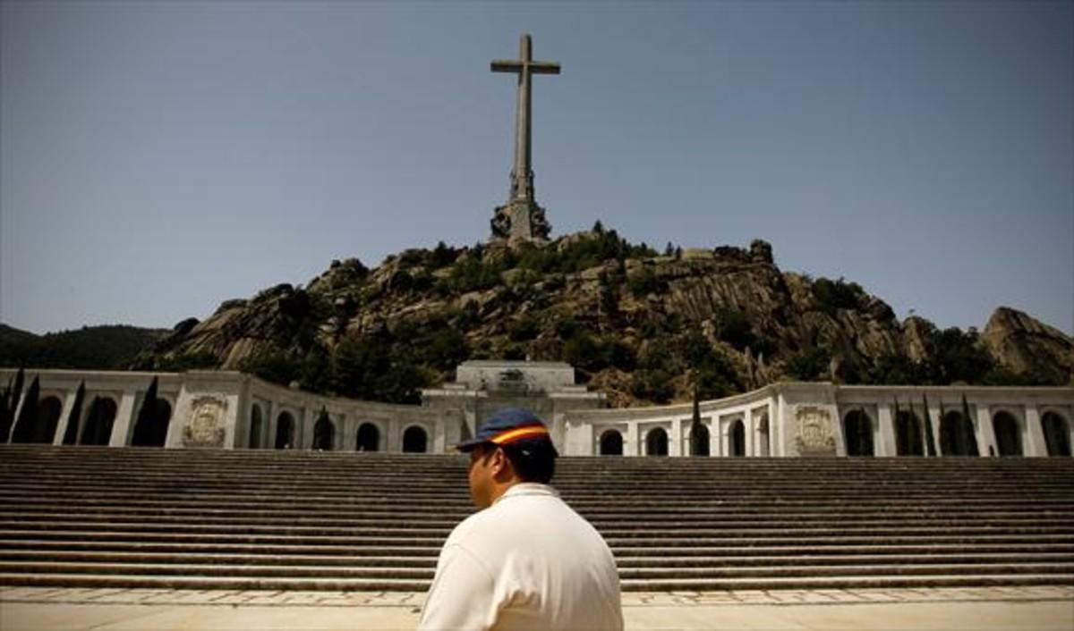 Una imatge del Valle de los Caídos, durant la visita d’un ciutadà.