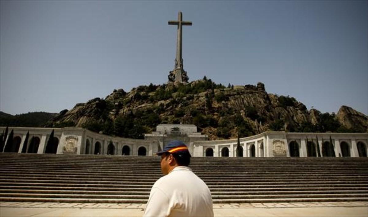 Una imatge del Valle de los Caídos, durant la visita d’un ciutadà.