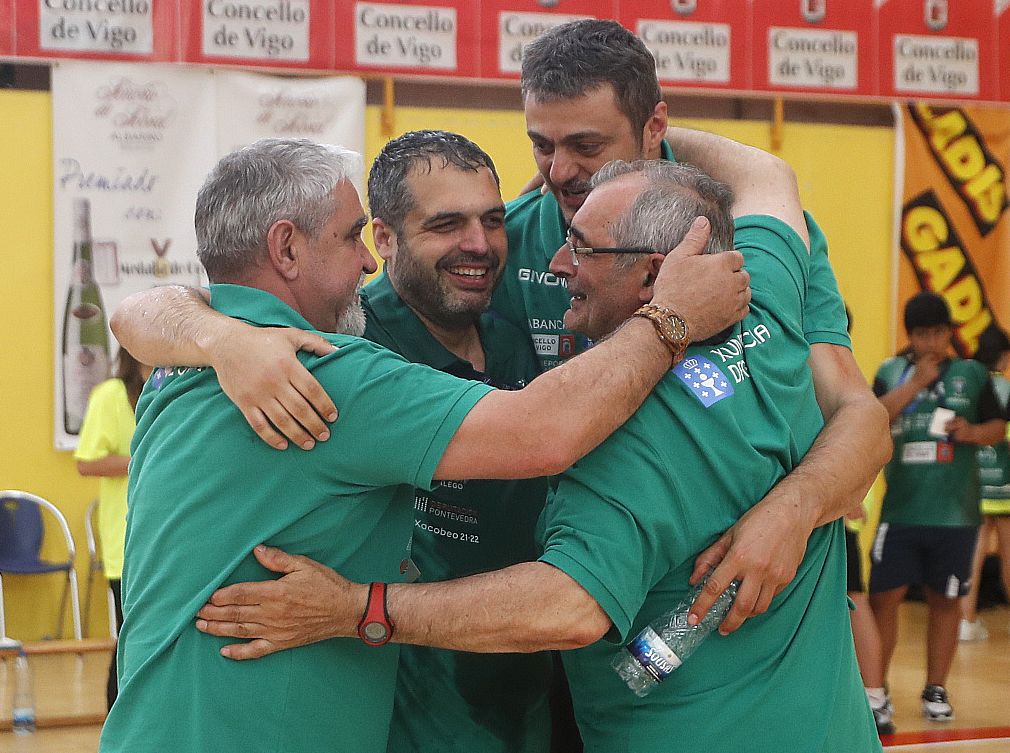 Luis Montes se abraza con los miembros de su cuerpo técnico.