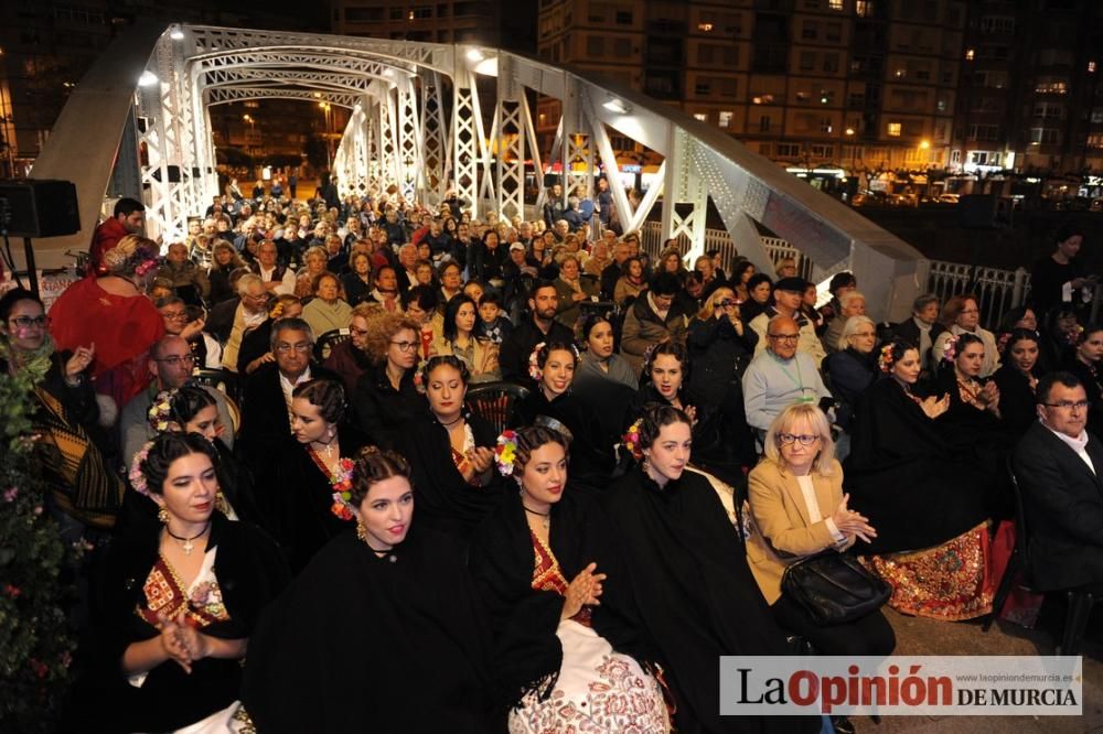 Festival de folclore en el Puente de Hierro