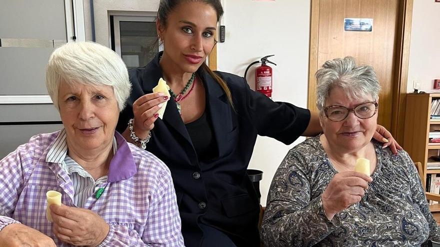 La nutricionista Vanesa Taboada dirige un taller de cocina tradicional en la residencia As Dores de Lalín