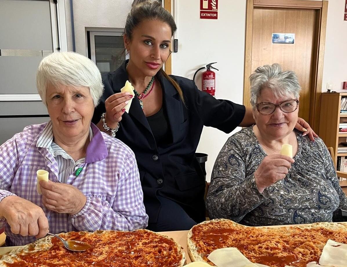 Vanesa Taboada junto a dos residentes durante el proyecto Sabor da Nostalxia en la residencia As Dores de Lalín.