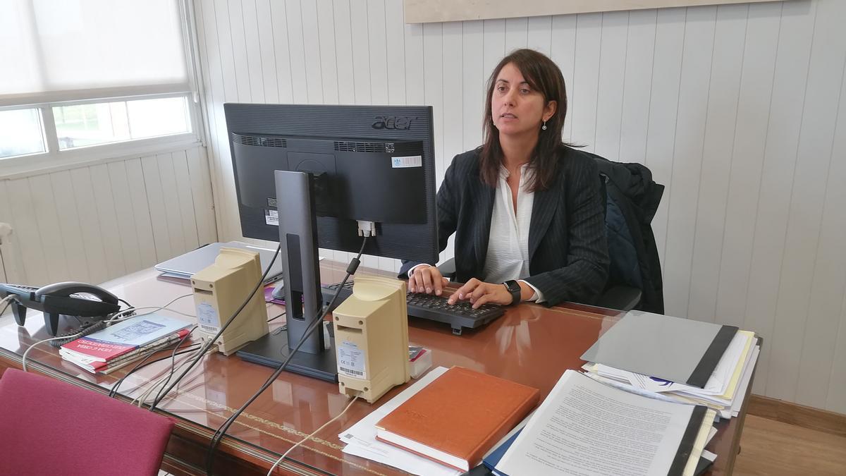 La alcaldesa de Sada, María Nogareda, en su despacho