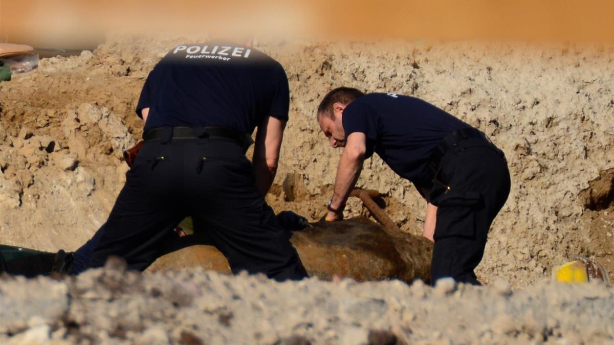 Agentes expertos de la policía alemana trabajan en la desactivación de una bomba de la Segunda Guerra Mundial en Berlín.