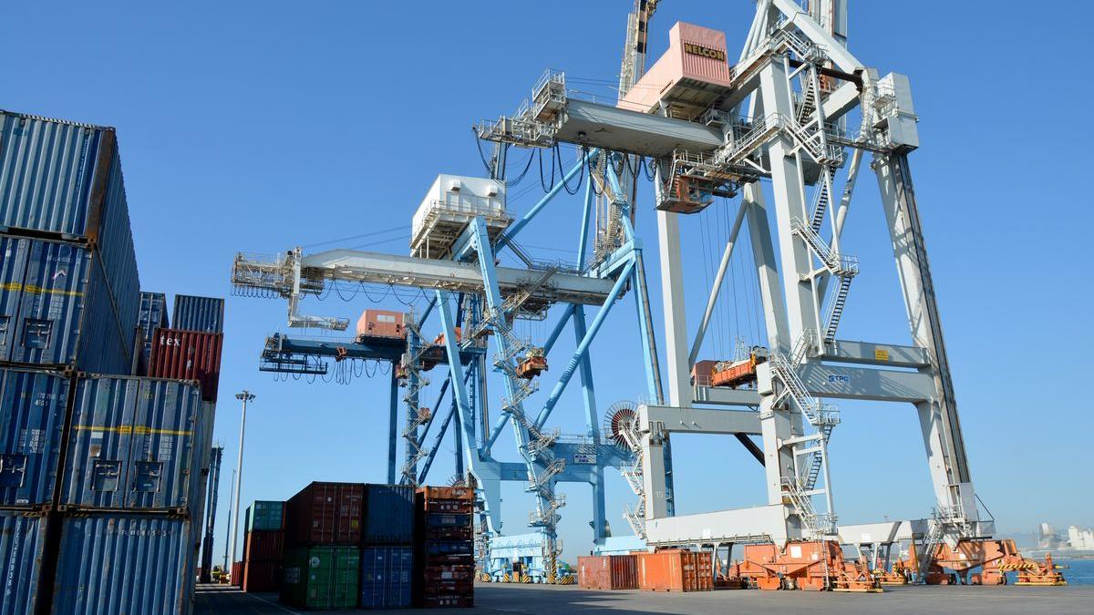 Contenedores en PortCastelló, que incrementa su tráfico.