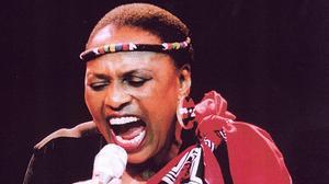 Miriam Makeba interpreta ’Pata pota’.