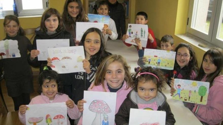 Los niños aprovecharon para dibujar las setas más vistosas.