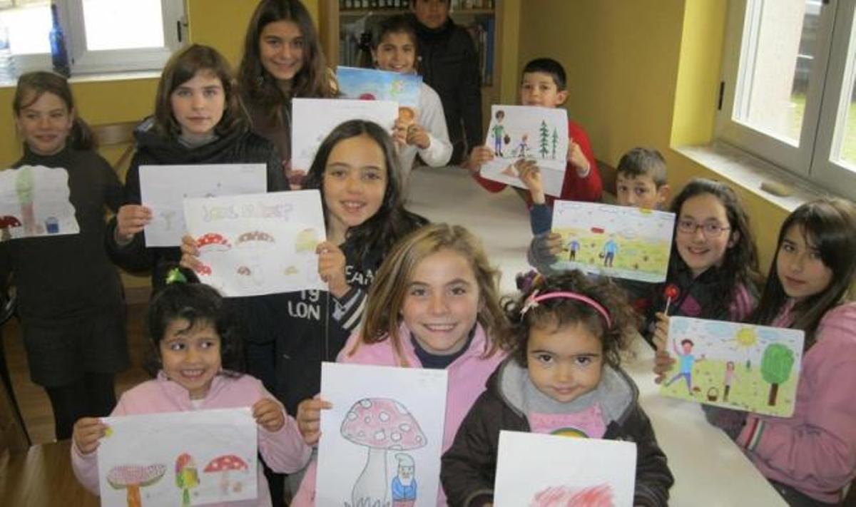Los niños aprovecharon para dibujar las setas más vistosas.