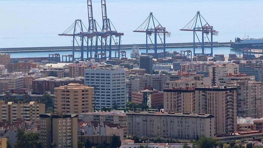 Vista de las grúas del puerto de Málaga. Tres de ellas serán desmanteladas.