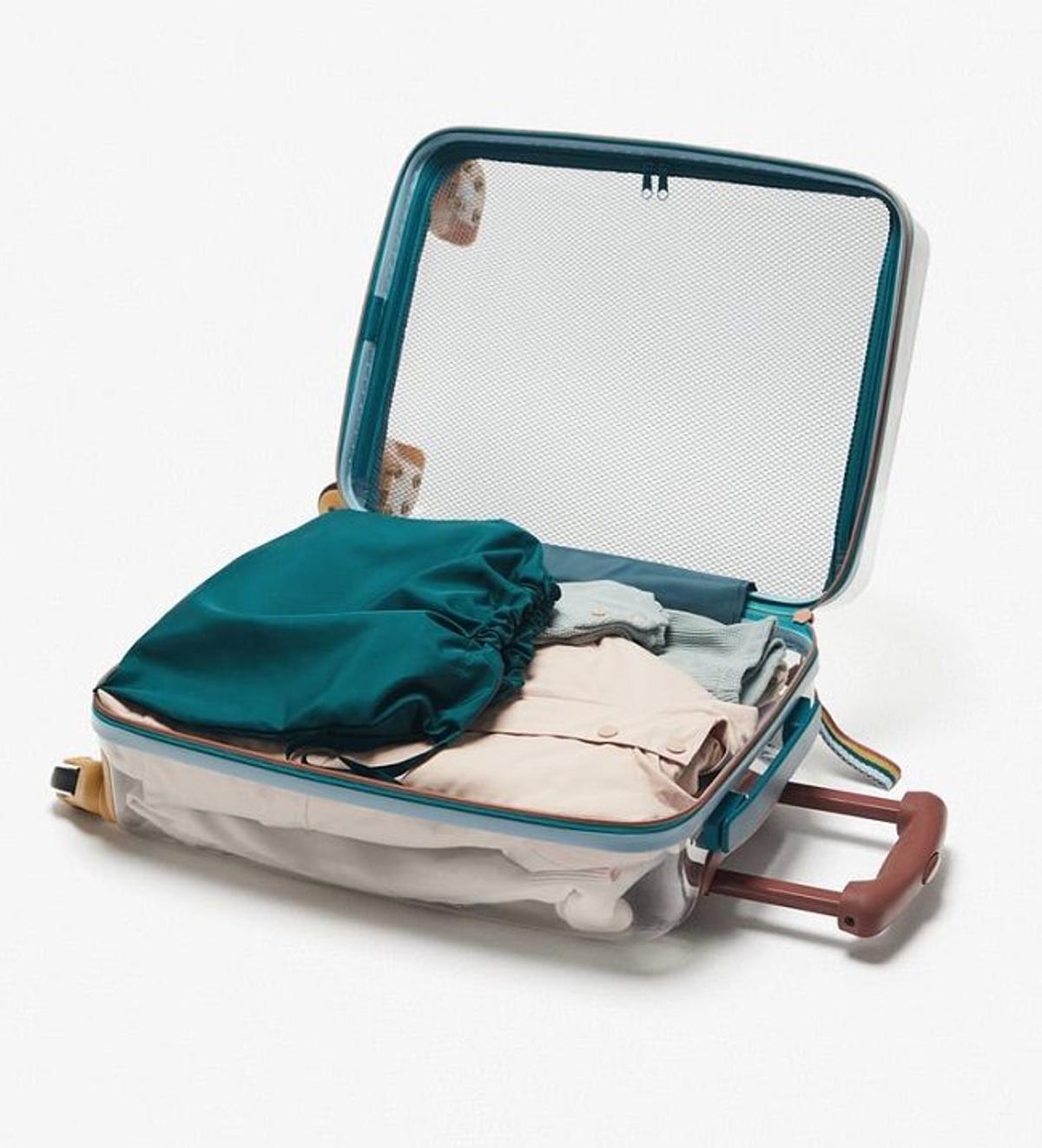 En Zara niños hemos encontrado (para nosotras) la maleta pequeña ideal para  viajar en avión donde cabrá todo de manera ordenada y con estilo - Woman