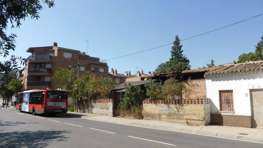 La insalubridad del solar contiguo a la ermita molesta en el barrio