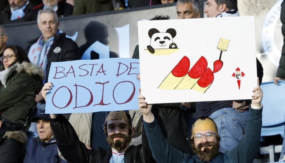 Pancartas sobre la campaña contra la homofobia. |  Marta G. Brea