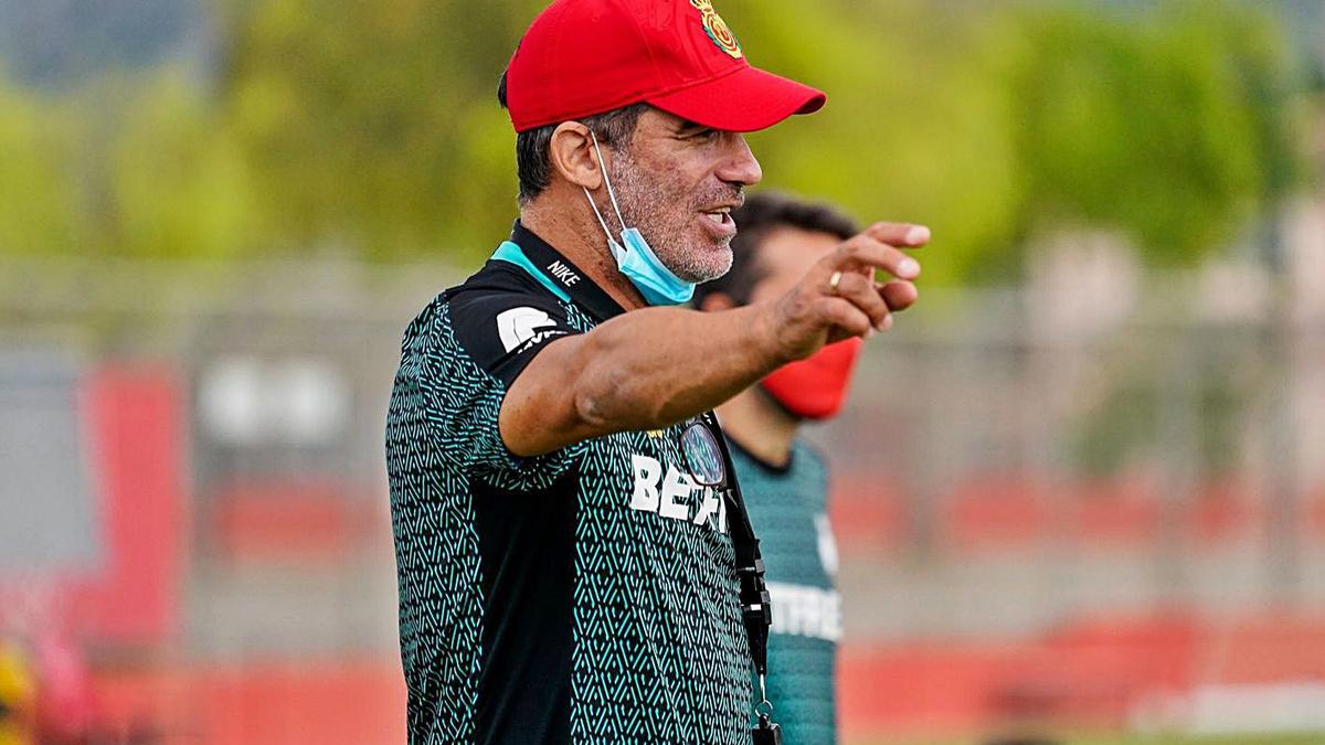 Luis García da instrucciones a sus jugadores durante un entrenamiento en Son Bibiloni.