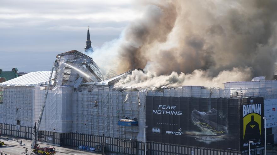 Arde la antigua bolsa de Copenhague por un incendio