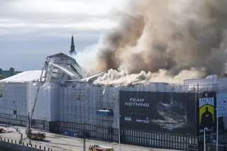 Arde la antigua bolsa de Copenhague por un incendio de origen desconocido