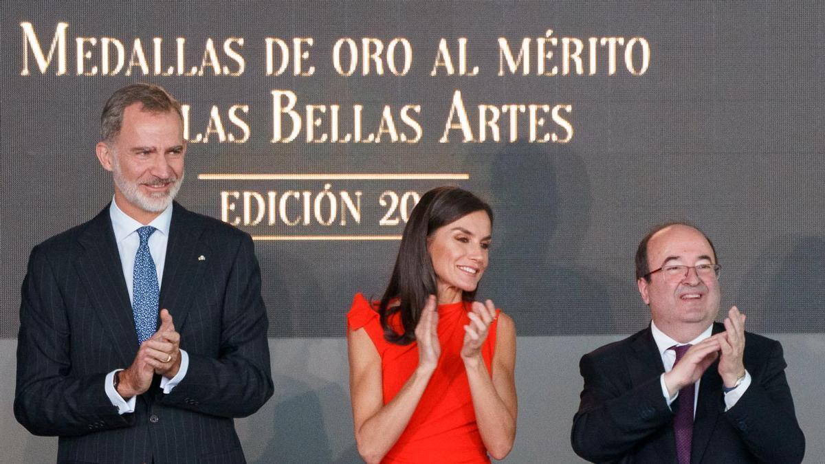 De izq., a dcha., los reyes Felipe y Leticia, junto a Miquel Iceta, entregan las Medallas de Oro al Mérito en Bellas Artes 2021.