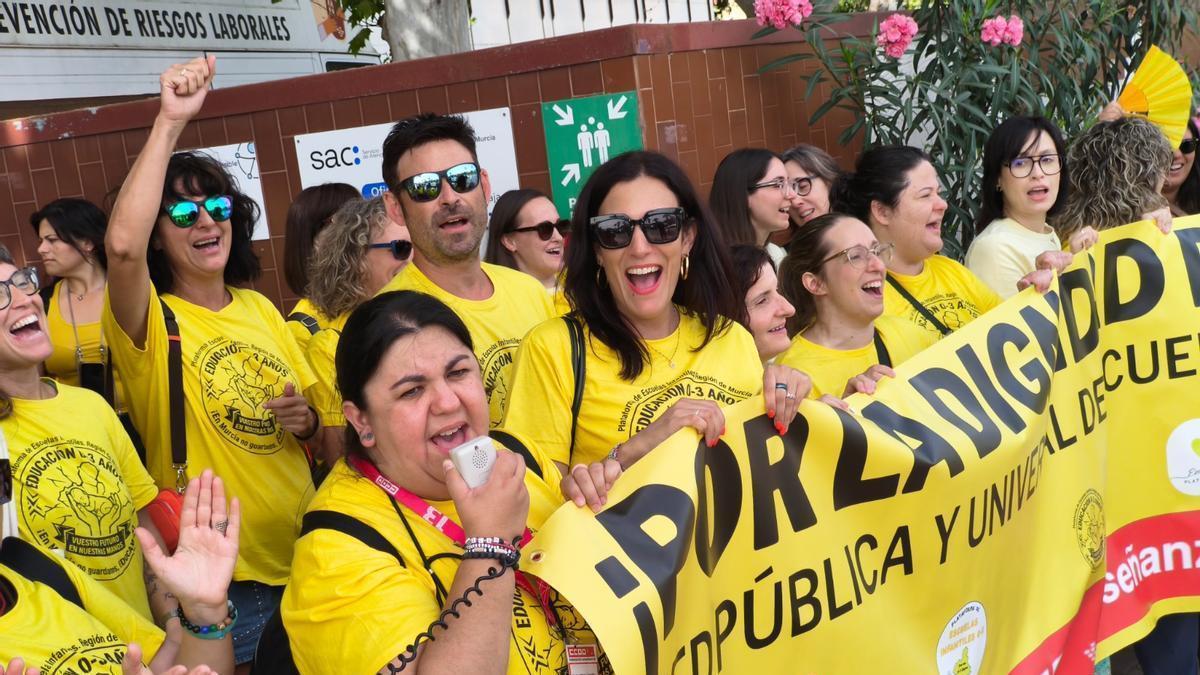 Un momento de la concentración este martes con las educadoras infantiles a las puertas de Función Pública.