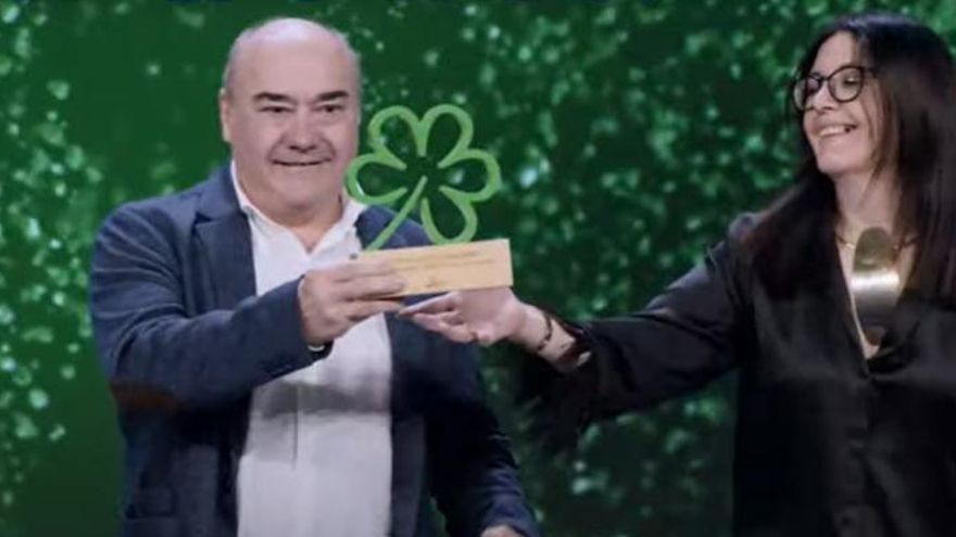 Vídeo: Miguel Barrera recibe la Estrella verde junto a su mujer.