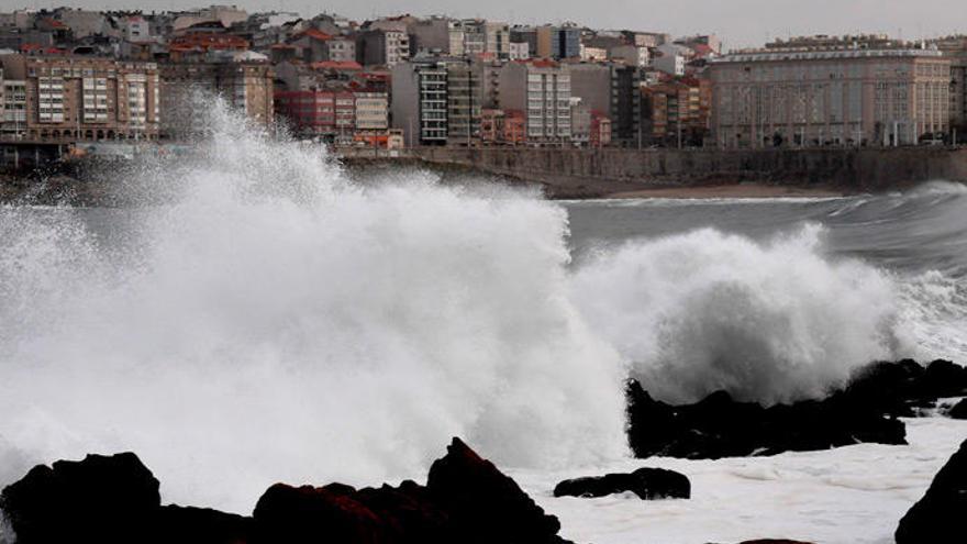 Fuerte oleaje en la bahía de A Coruña.