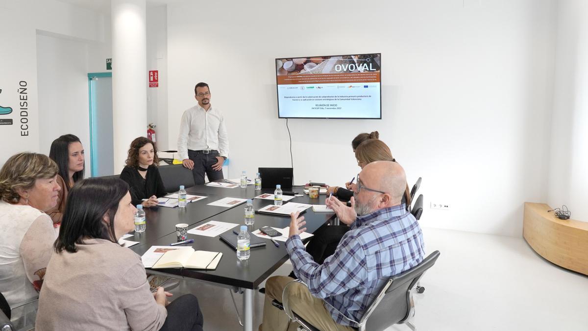 El equipo de investigación del proyecto en las instalaciones de Inescop en Elda.