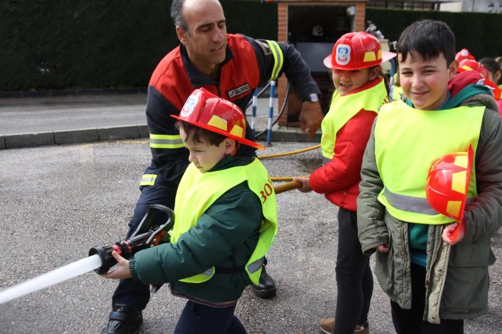 Visita del colegio Fozaneldi a los bomberos.