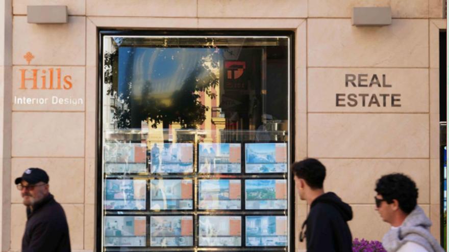 El escaparate de una agencia inmobiliaria en Málaga.