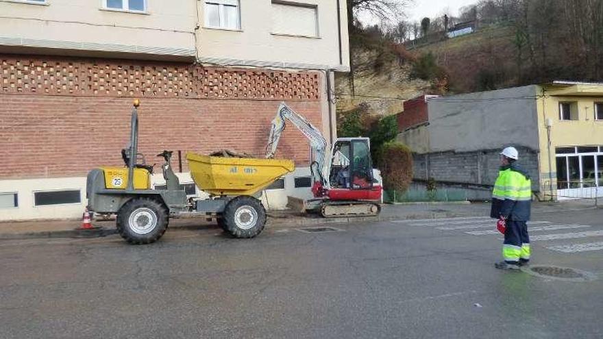 Operarios trabajando en el barrio del Castillo.