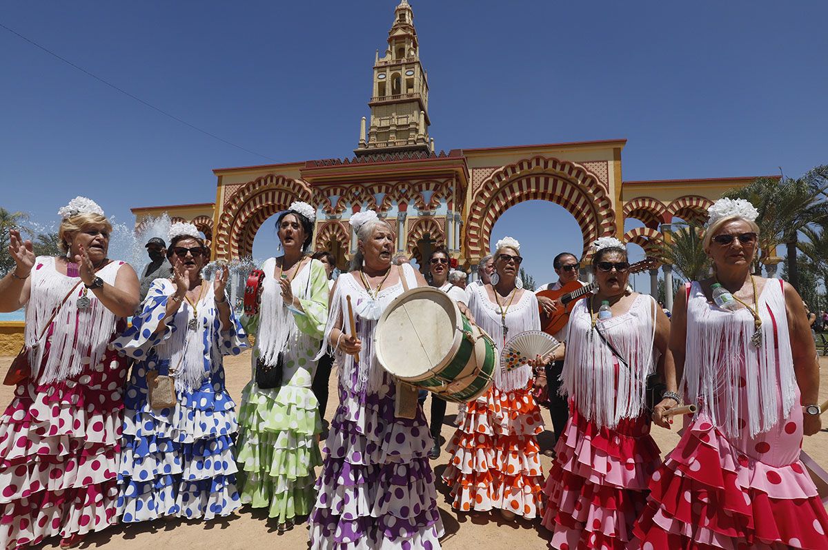 Los coros rocieros impregnan de alegría y color el camino al Arenal