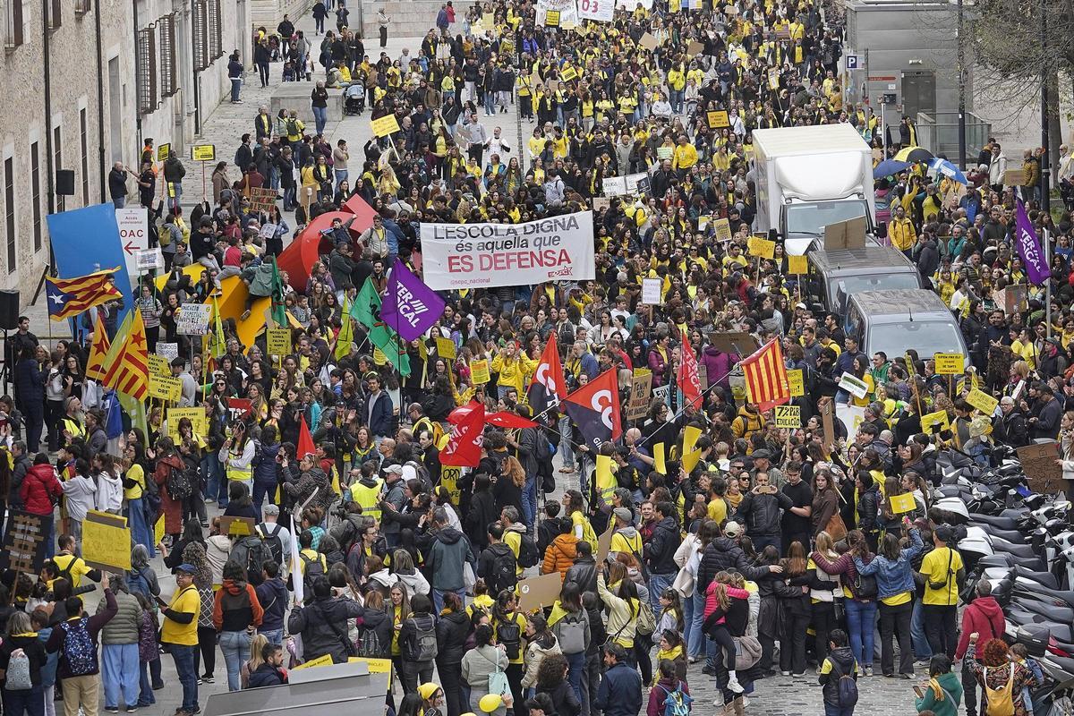 Les imatges de la protesta dels docents davant de la Generalitat a Girona