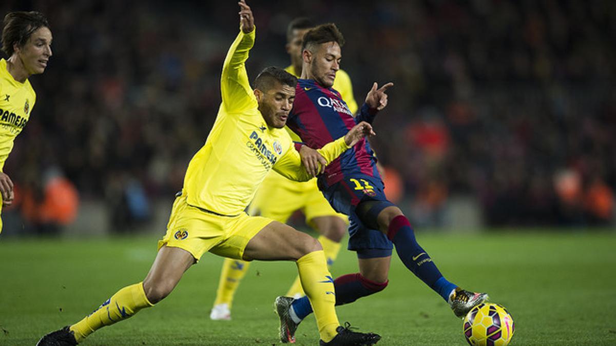 Neymar disputa un balón con Jonathan Dos Santos durante el partido entre el Barça y el Vilarreal en el Camp Nou