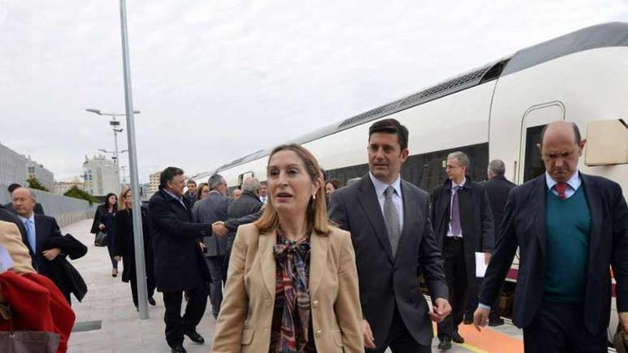 La ministra Pastor en la estación de Renfe en Pontevedra. // G. Santos