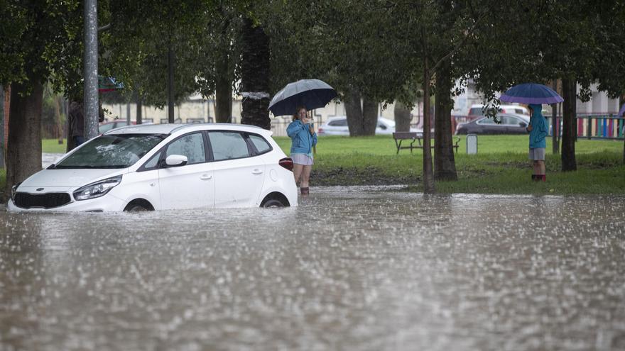La intensa lluvia provoca saltos de agua en varias vías de Tierra de Barros