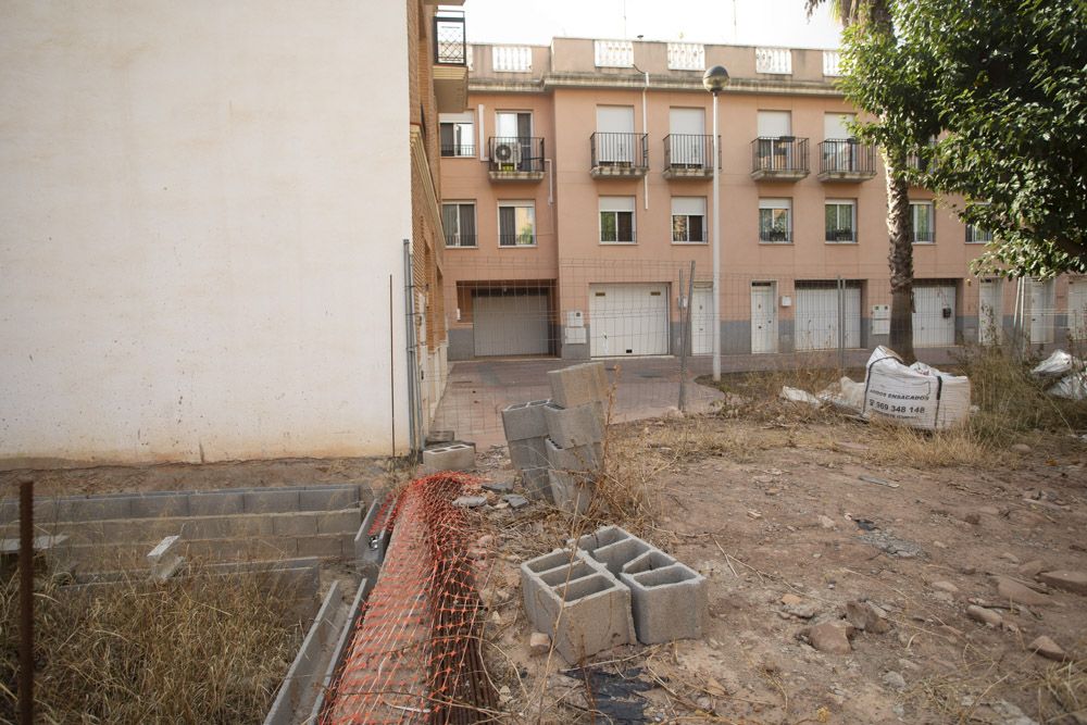 Queja de los vecinos de la Plaza Sant Cristofol de Sagunt, al tener que vivir junto a los restos de una obra parada hace años.