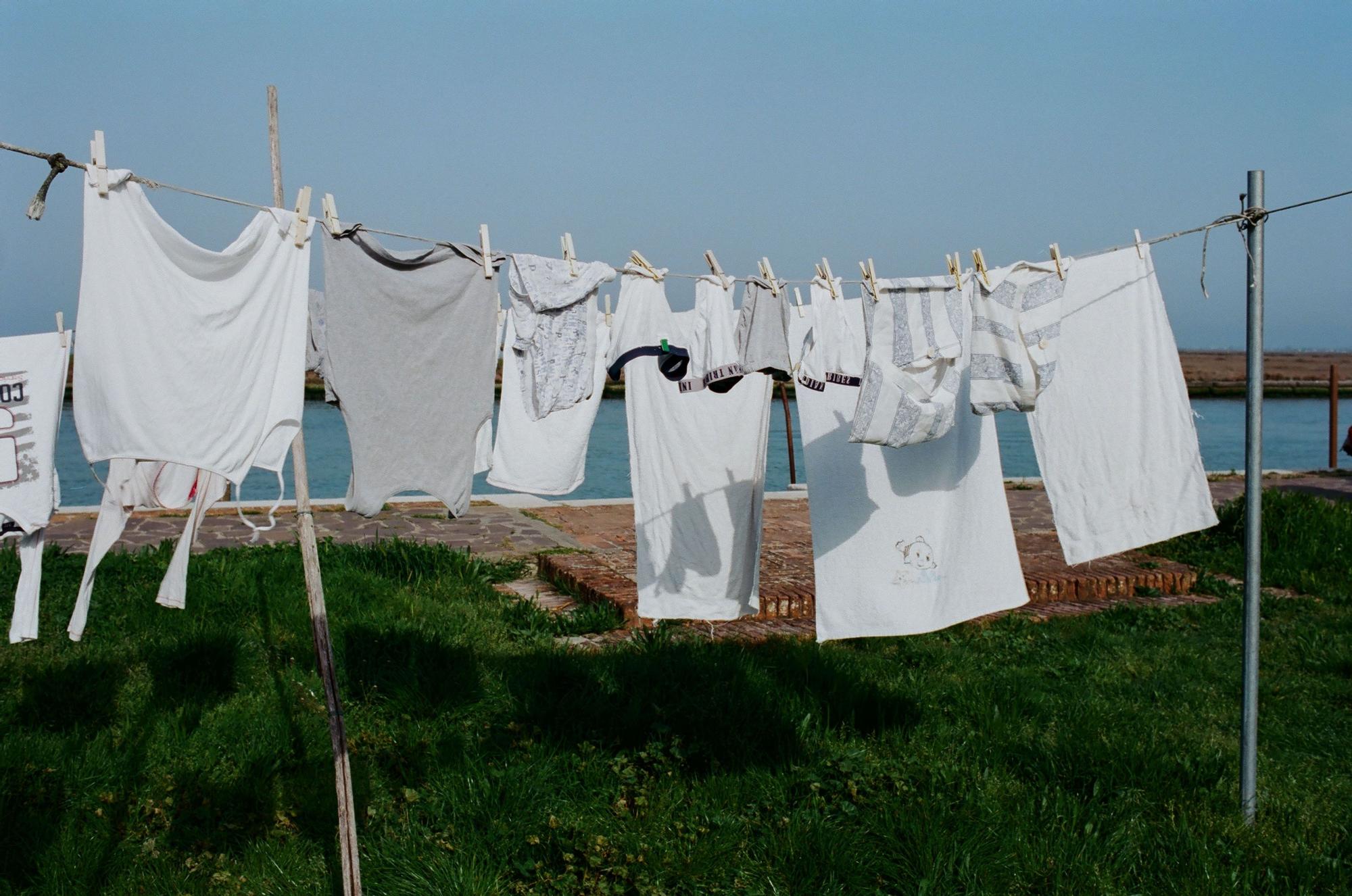 Cinco trucos para secar la ropa dentro de casa