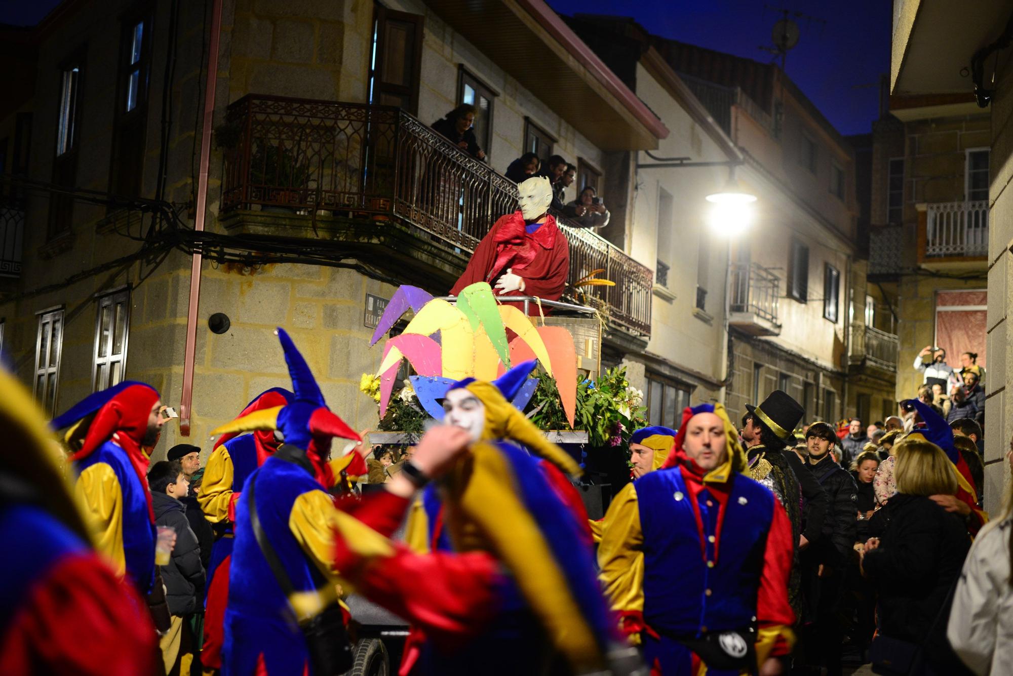 El Enterro do Momo recorre el centro de Cangas