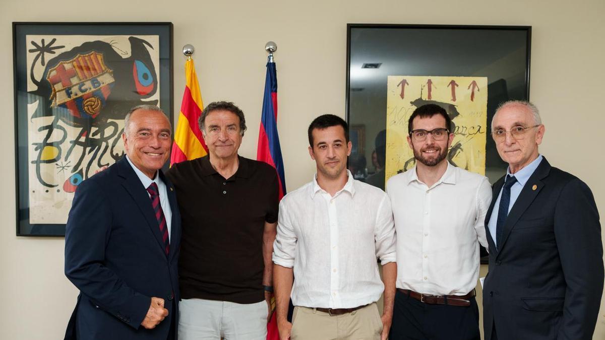 La foto institucional de l’acte d’avui a les oficines del Barça.