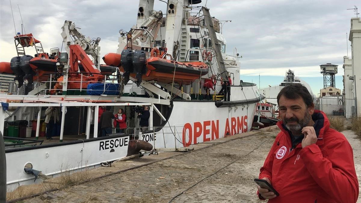 Òscar Camps, frente al barco Open Arms atracado en el puerto de Barcelona.