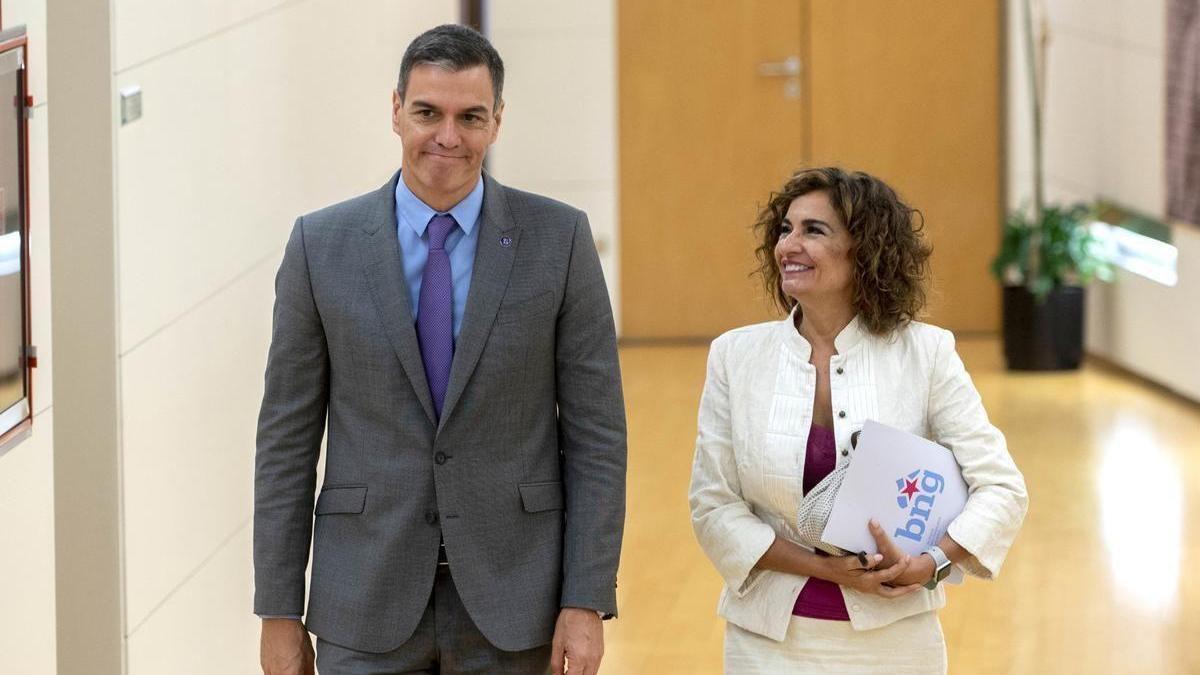 El presidente del Gobierno, Pedro Sánchez, junto a la nueva vicepresidenta primera, María Jesús Montero.